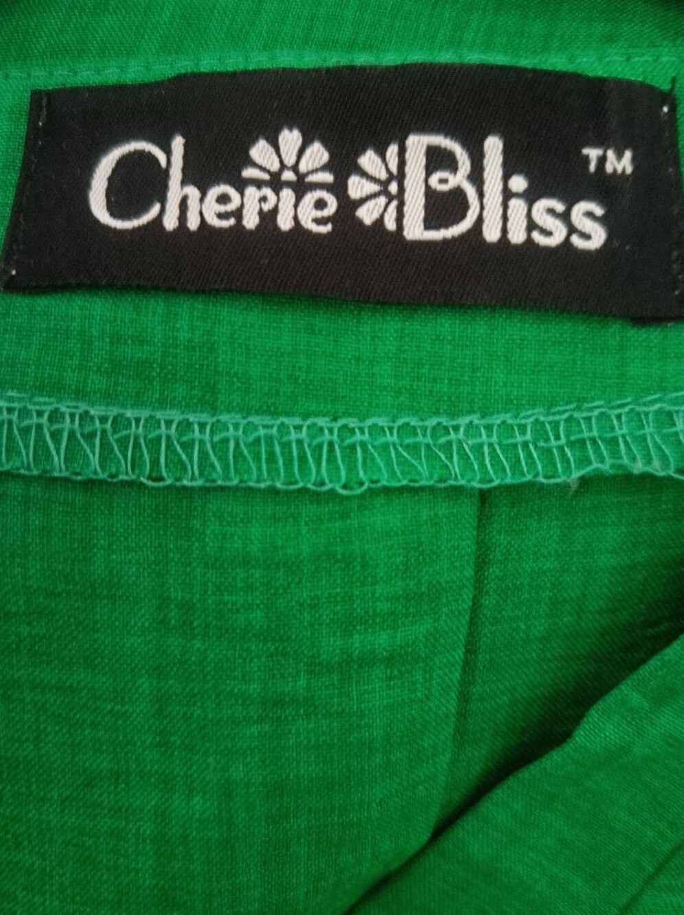 L🍀Viscose V-Neck Short Sleeve Blouse in Kelly Green - Picture 7 of 8
